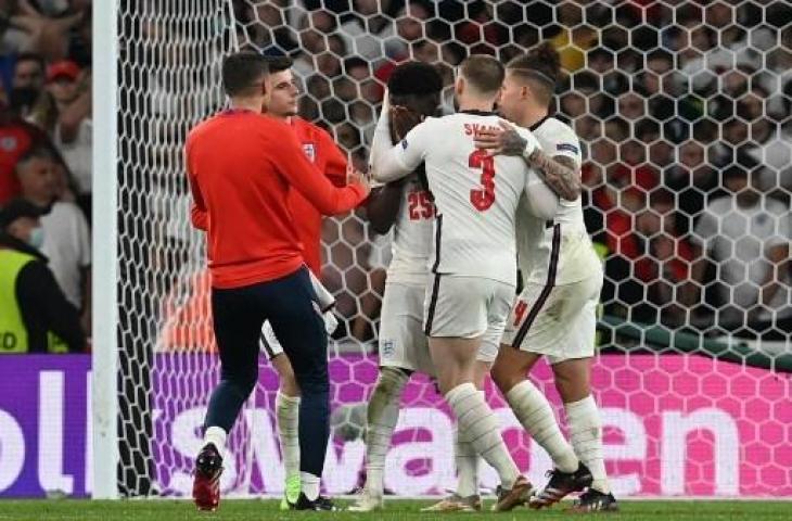 Bukayo Saka tertunduk lesu usai gagal eksekusi penalti sehingga Inggris gagal juara Euro 2020. (PAUL ELLIS / POOL / AFP)