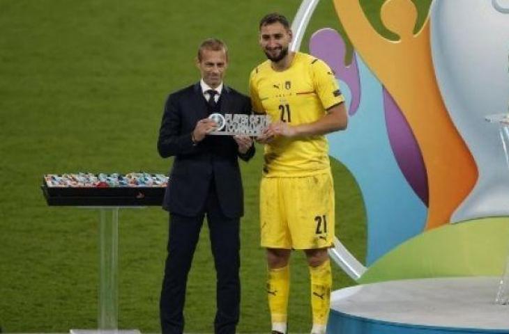 Kiper Timnas Italia Gianluigi Donnarumma (kanan) menerima penghargaan pemain terbaik di turnamen Euro 2020 usai Italia meraih juara setelah mengalahkan Inggris saat final di Wembley Stadium, London, 11 Juli 2021. JOHN SIBLEY / POOL / AFP