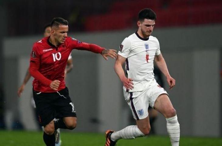 Gelandang Timnas Inggris, Declan Rice (kanan) coba mempertahankan bola dari gangguan penyerang Albania, Rey Manaj dalam Grup I Kualifikasi Piala Dunai 2022 zona Eropa di Arena Kombetare, 28 Maret 2021. [OZAN KOSE / AFP].