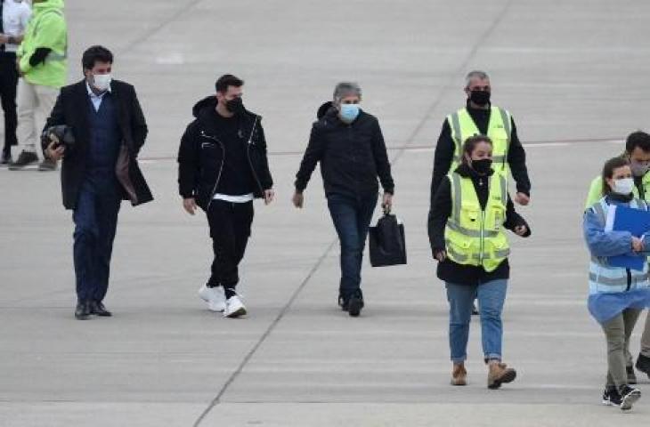 Lionel Messi bersama ayahnya Jorge Messi di Bandara Internasional Islas Malvinas, Rosario, Santa Fe, Argentina. (STR / AFP)