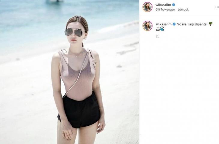 Penampilan seksi Wika Salim di pantai, pakai tank top dan jadi sorotan netizen. (Instagram/wikasalim)