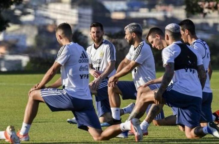 Lionel Messi saat mengikuti sesi latihan bersama rekan-rekannya di Timnas Argentina. (PEDRO UGARTE / AFP)