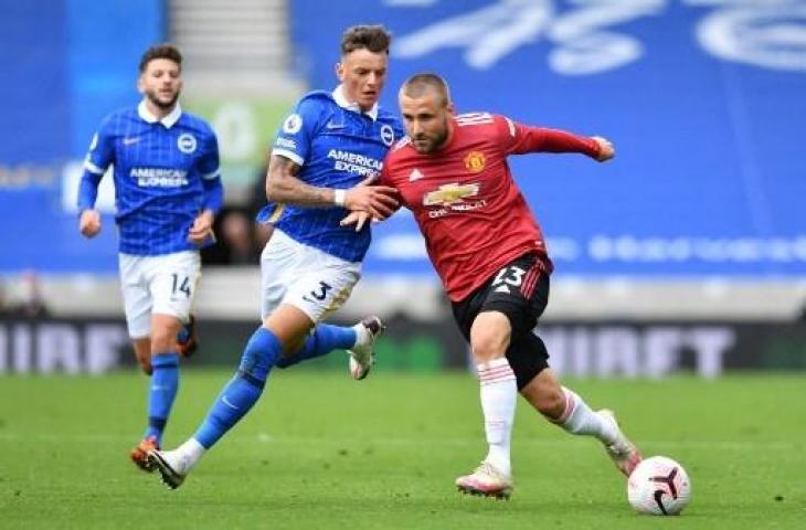 Bek Brighton, Ben White, berduel dengan pemain Manchester United, Luke Shaw. (AFP/GLYN KIRK)