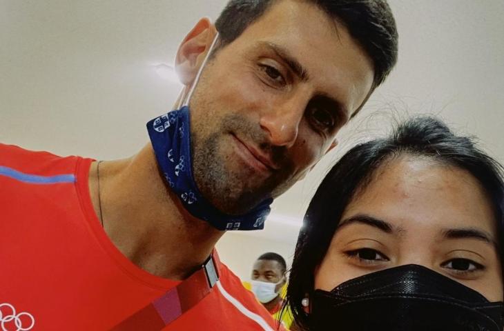 Gregoria Mariska selfie dengan Novak Djokovic. (Twitter/@Angelo_Mikha)