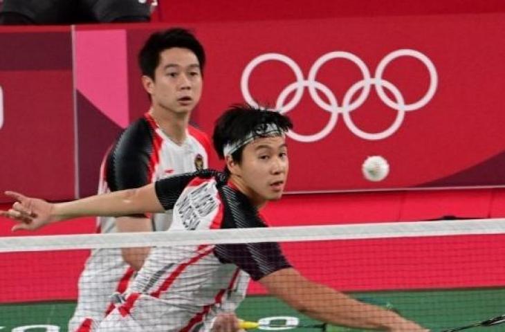 Pasangan ganda putra Indonesia, Kevin Sanjaya Sukamuljo/Marcus Fernaldi Gideon secara mengejutkan tersingkir di perempat final Olimpiade Tokyo 2020 usai kalah dari wakil Malaysia Aaron Chia/Soh Wooi Yik dalam dua gim langsung dengan skor 14-21 17-21 di Musashino Forest Sports Plaza, Tokyo, Kamis (29/7/2021). [AFP].