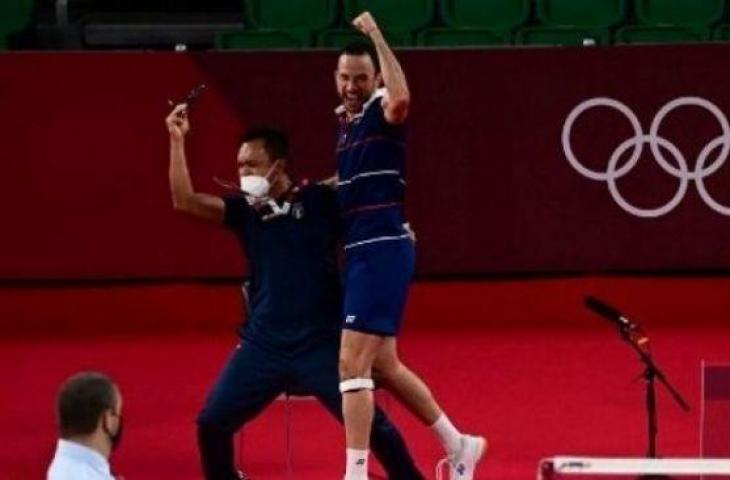 Selebrasi Kevin Cordon usai berhasil lolos ke perempatfinal Olimpiade Tokyo. [Pedro PARDO / AFP]