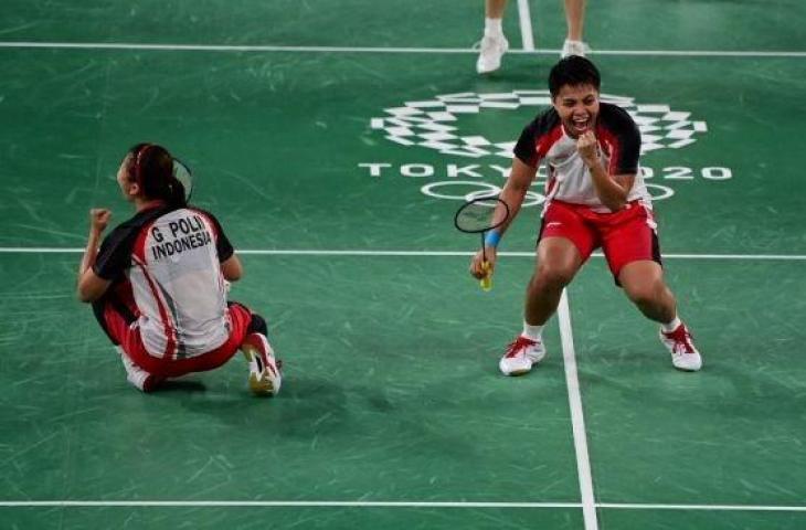 Pasangan ganda putri Indonesia, Apriyani Rahayu (kanan) dan Greysia Polii tampil di laga final ganda putri bulutangkis Olimpiade Tokyo melawan Jia Yifan / Chen Qingchen dari China di Musashino Forest Sports Plaza, Tokyo, Jepang, Senin (2/8/2021) siang WIB. [Pedro PARDO / AFP]