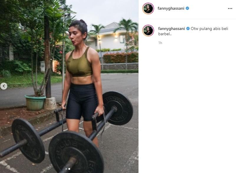 Fanny Ghassani banjir keringat saat angkat besi yang kemudian membuat netizen kagum. (Instagram/fannyghassani)