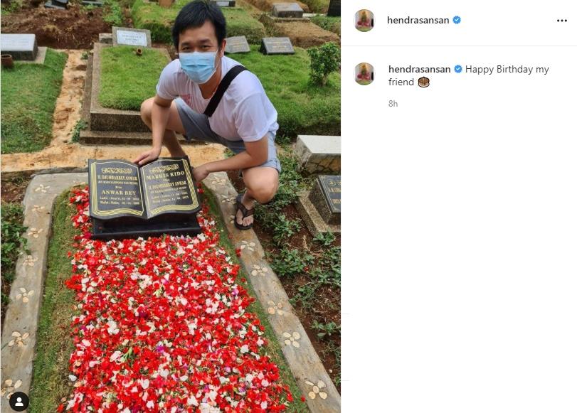 Hendra Setiawan ziarah ke makam Markis Kido. (Instagram/hendrasansan)