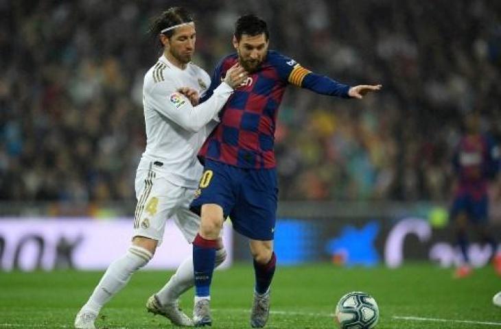 Lionel Messi dan Sergio Ramos ketika berduel. (OSCAR DEL POZO / AFP)