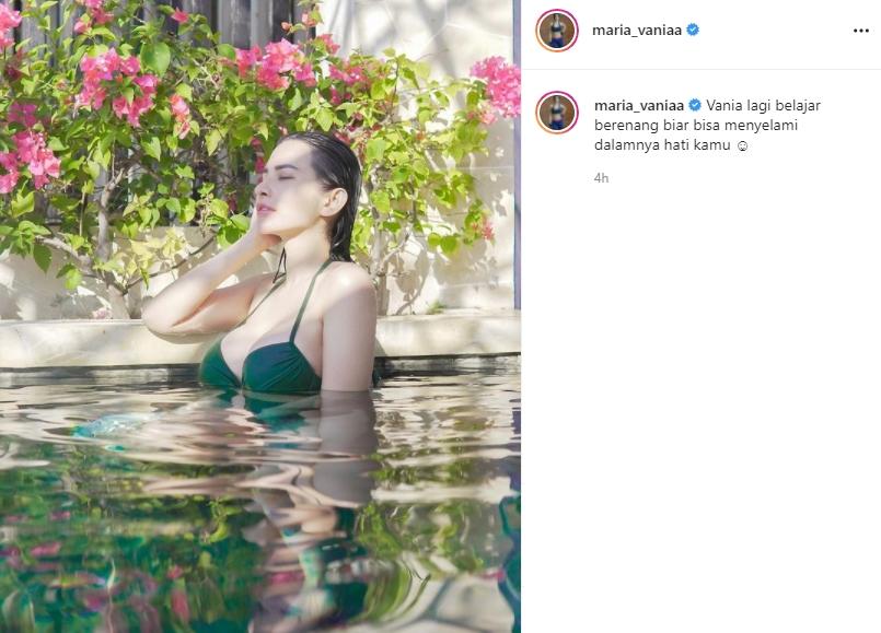 Maria Vania pamer foto sedang berenang. (Instagram/maria_vaniaa)