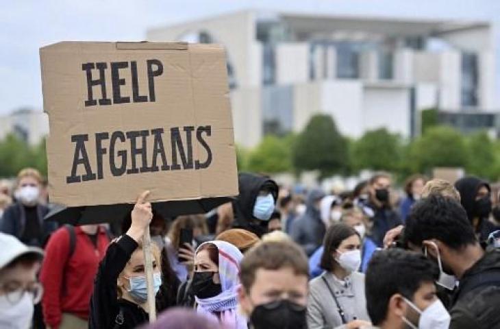 Demonstran menyerukan 'Help Afghans' di mana negara tersebut dikuasai oleh Taliban. (John MACDOUGALL / AFP)