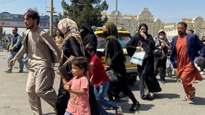 Warga berusaha menuju Bandara Internasional Hamid Karzai di Kabul, Afghanistan, Senin (16/8/2021). [Antara/Reuters/Stringer/FOC/djo]