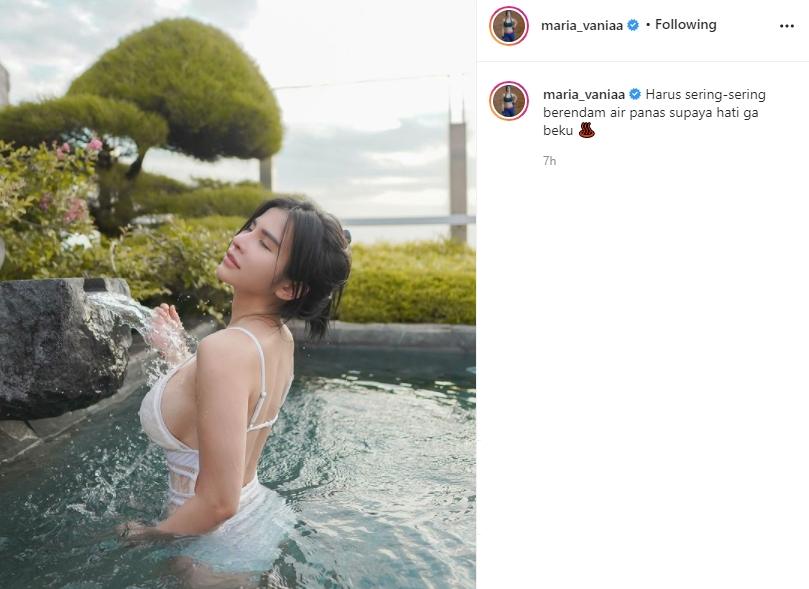 Maria Vania berendam air panas. (Instagram/maria_vaniaa)