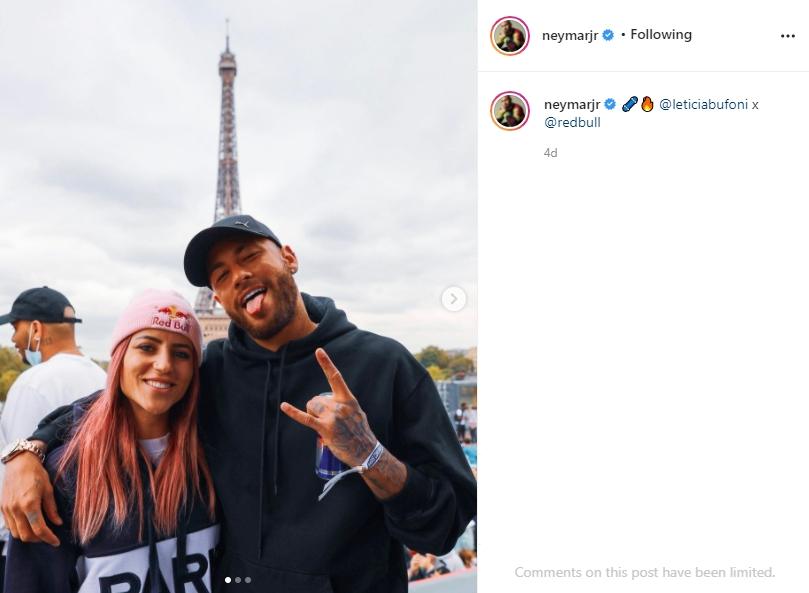 Neymar berpose dengan skateboarder wanita Brasil, Leticia Bufoni. (Instagram/neymarjr)