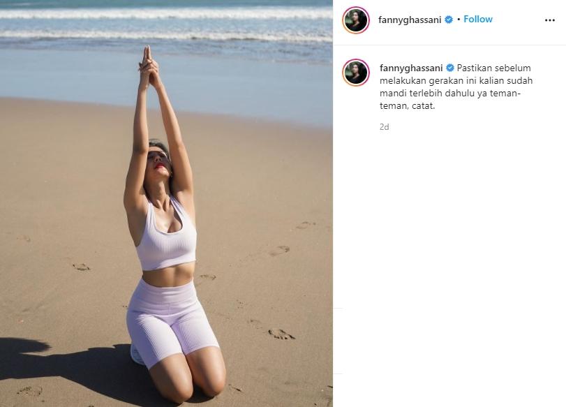 Momen Fanny Ghassani yoga di pinggir pantai. (Instagram/fannyghassani)