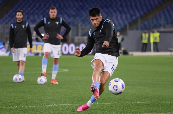 Joaqui Correa saat melakukan pemanasan sebelum pertandingan antara Lazio vs AC Milan di Stadio Olimpico, Roma, Italia pada 26 April 2021. ANTARA/REUTERS/ALBERTO LINGRIA