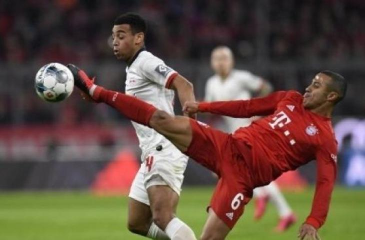 Gelandang RB Leipzig, Tyler Adams (putih) saat berduel dengan pemain Bayern Munchen, Alphonso Davies. (Thomas KIienzle/AFP)