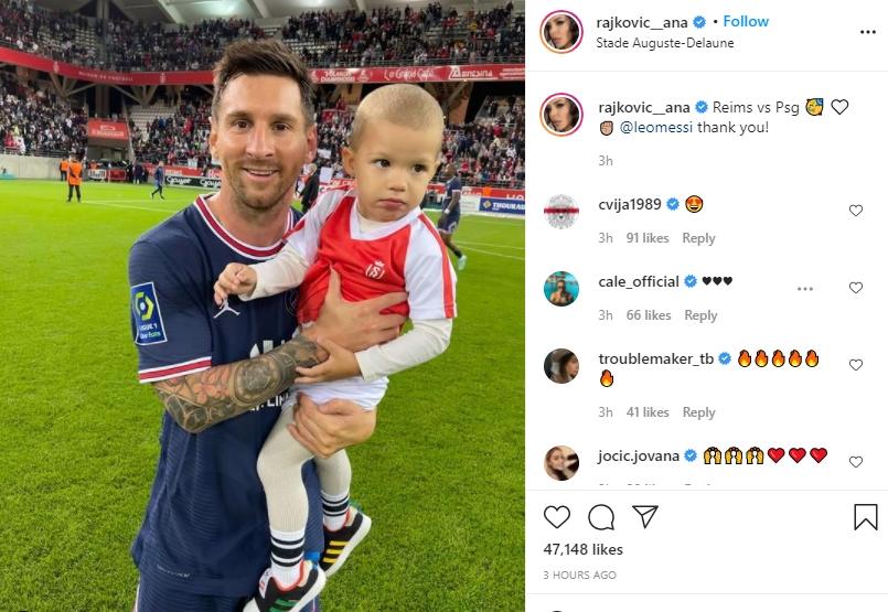 Lionel Messi gendong anak Predrag Rajkovic. (Instagram)