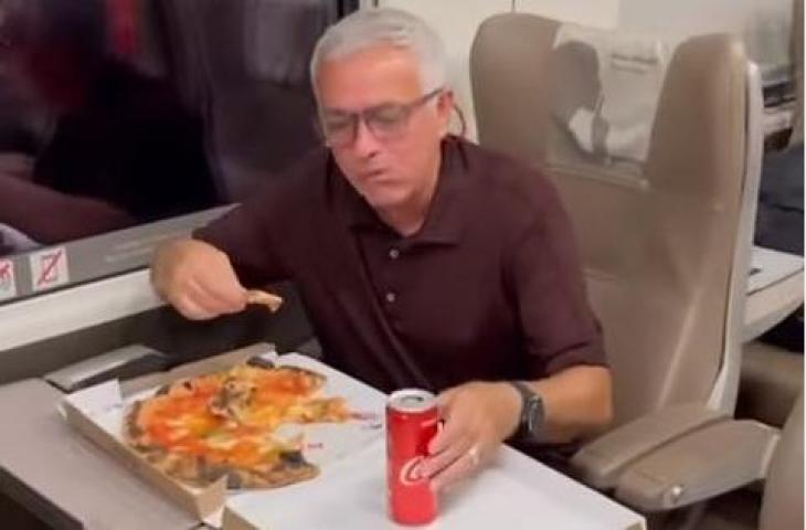 Jose Mourinho merayakan kemenangan AS Roma dengan makan pizza. (Instagram/josemourinho)