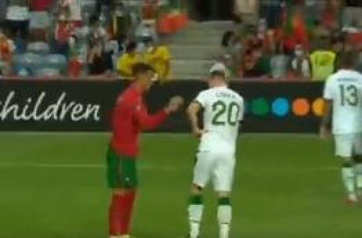 Cristiano Ronaldo memukul Dara O'Shea dalam laga Portugal vs Irlandia. (Twitter)