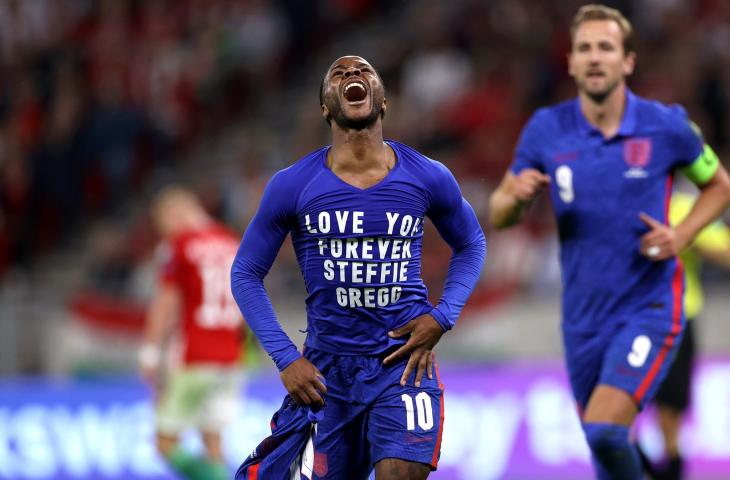 Raheem Sterling beri penghormatan pada Steffie Gregg usai mencetak gol ke gawang Hungaria. (Twitter/@sterling7)