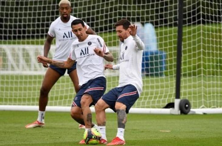 Angel Di Maria dan Lionel Messi di sesi latihan PSG. (BERTRAND GUAY / AFP)