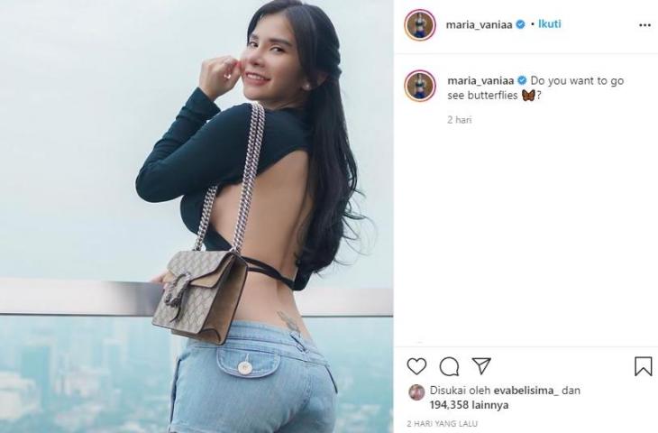 Maria Vania ekspos punggung. (Instagram/@maria_vaniaa)