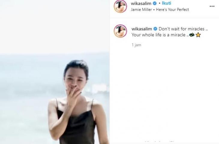 Potret Wika Salim di pantai. (Instagram/@wikasalim)