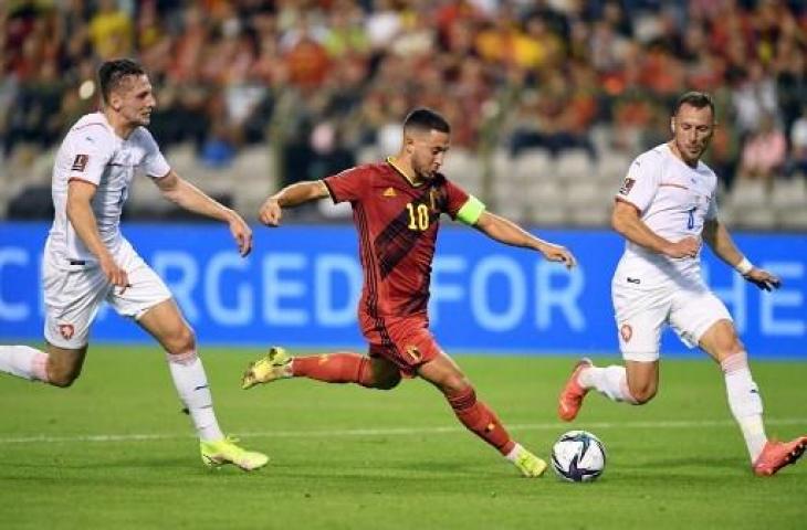 Aksi penyerang Belgia, Eden Hazard saat mencetak gol ke gawang Republik Ceko dalam lanjutan Kualifikasi Piala Dunia 2022. (JOHN THYS / AFP)