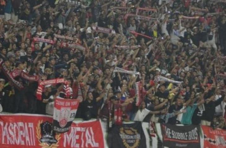 Suporter Persis Solo saat mendukung Persis di Stadion Gelora Bung Tomo Surabaya. (Ayosemarang/Budi Cahyono)