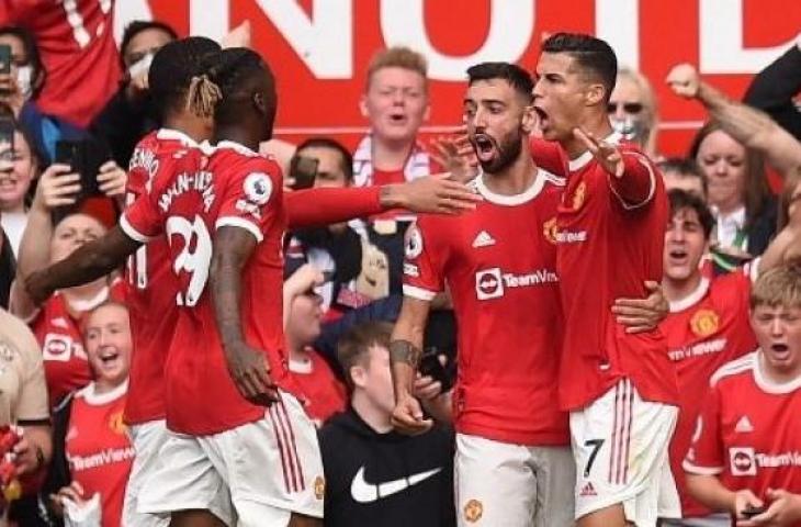 Striker Manchester United Cristiano Ronaldo (kanan) merayakan golnya dengan rekan satu timnya pada pertandingan sepak bola Liga Premier Inggris menghadapi Newcastle di Old Trafford di Manchester, pada 11 September 2021. Oli SCARFF / AFP