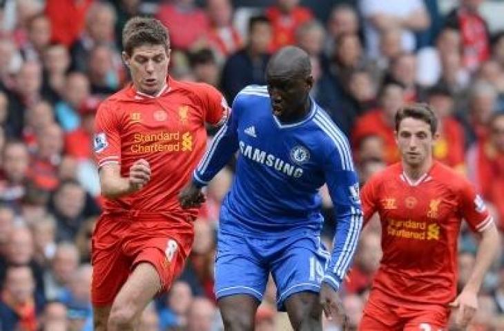 Demba Ba dan Steven Gerrard. (ANDREW YATES / AFP)