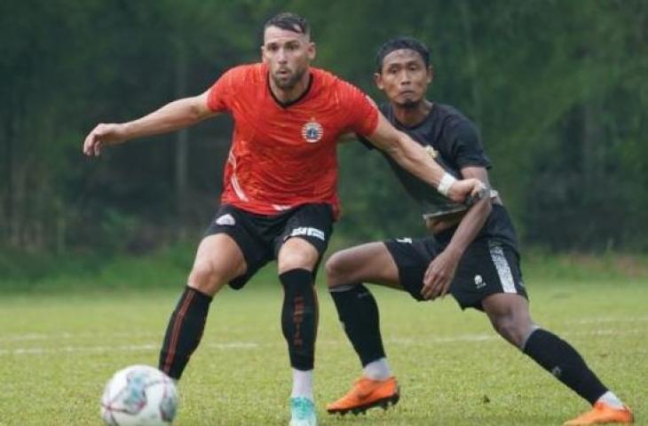 Striker Persija Jakarta, Marko Simic saat beruji coba melawan Dewa United di POR Sawangan, Depok (dok. Persija).