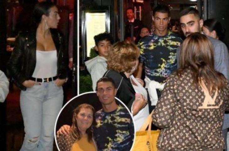 Potret Cristiano Ronaldo makan malam di sebuah restoran mewah. (The Sun/Zenpix)