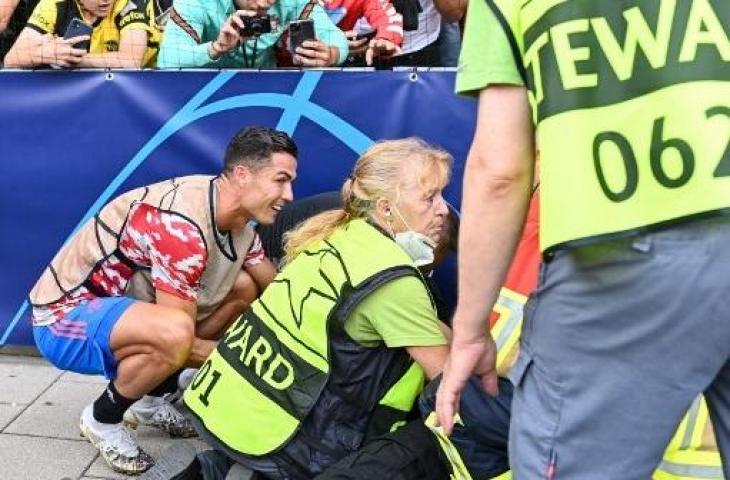 Cristiano Ronaldo hampiri petugas steward yang tumbang karena dirinya. (Fabrice COFFRINI / AFP)