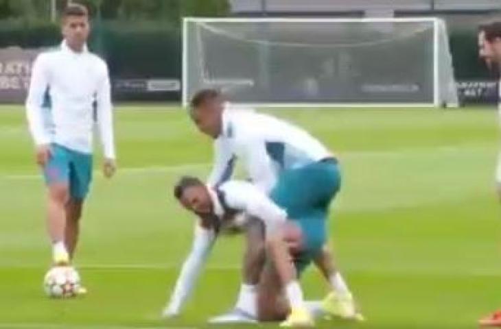 Dua pemain Manchester City, Riyad Mahrez dan Gabriel Jesus terlihat bertengkar di sesi latihan. (Twitter/@footballdaily)