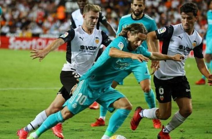 Real Madrid sukses mengalahkan Valencia 2-1 dalam lanjutan Liga Spanyol. (JOSE JORDAN / AFP)