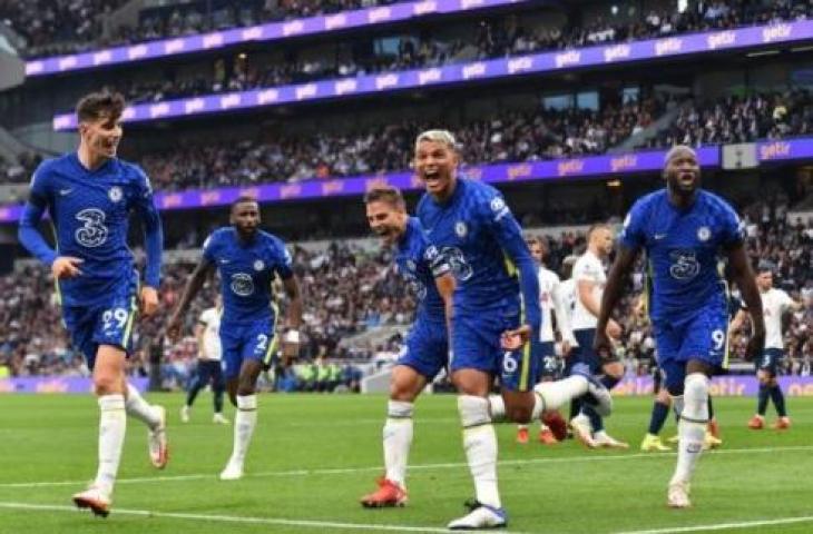 Bek Chelsea asal Brasil, Thiago Silva, merayakan gol pertama timnya ke gawang Tottenham Hotspur dalam laga pekan kelima Liga Inggris 2021/2022 di Stadion Tottenham Hotspur di London, pada 19 September 2021. JUSTIN TALLIS / AFP.