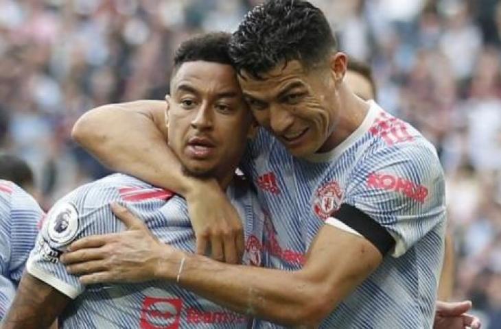 Gelandang serang Manchester United, Jesse Lingard (kiri) usai mencetak gol ke gawang West Ham United pada laga Liga Inggris di London Stadium, Minggu (19/9/2021) malam WIB. [Ian KINGTON / AFP]