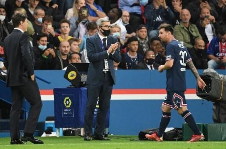 Lionel Messi memperlihatkan gesture kebingunan yang ditujukan kepada pelatih PSG Mauricio Pochettino pasca diganti di tengah laga PSG vs Lyon dalam lanjutan Ligue 1 Prancis di Parc des Princes, Paris, Senin (20/9/2021) dini hari WIB. (Alain Jocard/AFP)