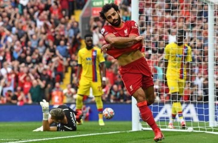 Mo Salah selebrasi lepas jersey saat Liverpool kalahkan Crystal Palace. (Paul ELLIS / AFP)