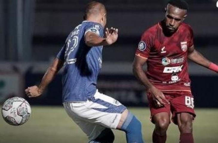 Boaz Solossa dalam pertandingan melawan Persib Bandung. (Dok. LIB)