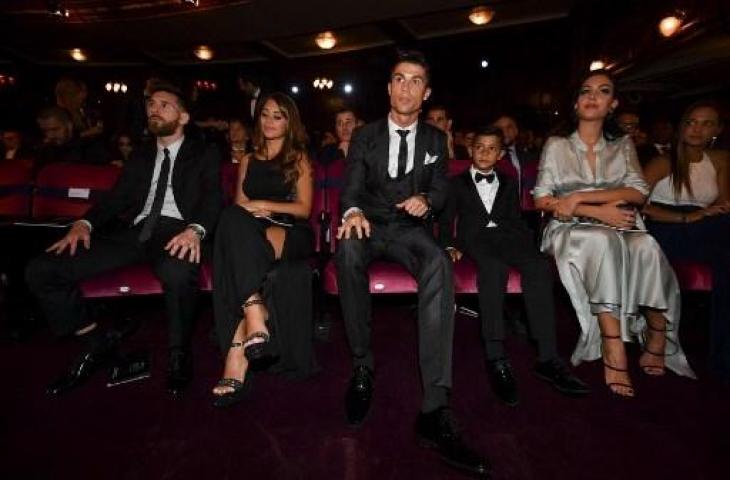 Cristiano Ronaldo dan Lionel Messi saat di acara Ballon d'Or 2017. (Ben STANSALL / AFP)