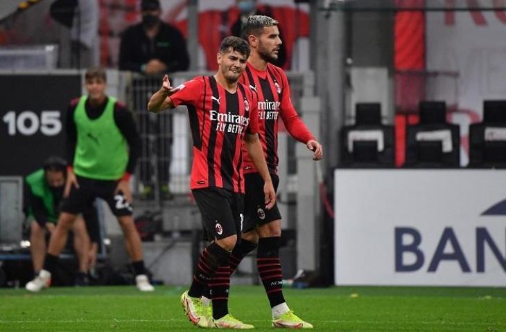 Pemain AC Milan Brahim Diaz dan Theo Hernandez merayakan gol saat melawan Venezia, Kamis (23/9/2021) dinihari WIB. (AFP/Tiziana FABI)