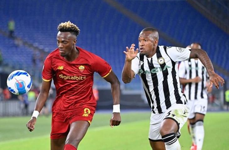 Pemain AS Roma Tammy Abraham dengan pemain Udinese Samir dalam laga lanjuta Liga Italia. Kamis (23/9/2021). (AFP/Alberto Pizzoli)