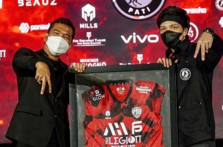 Chairman AHHA PS Pati FC, Atta Halilintar bersama Putra Siregar saat peluncuran jersey baru untuk Liga 2 2021. (Instagram/ahhaps.fc)