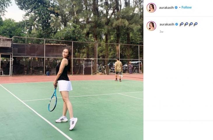 Aura Kasih main tenis. (Instagram/aurakasih)