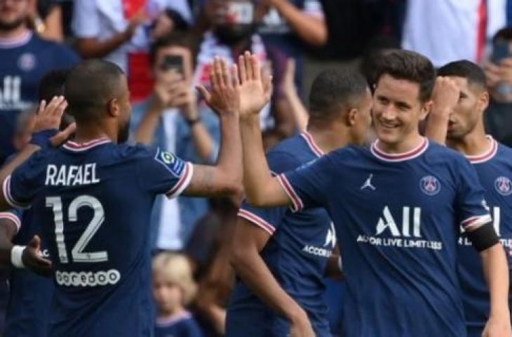 Gelandang Paris Saint-Germain Ander Herrera (kanan) diselamati rekan-rekannya seusai mencetak gol kedua ke gawang Clermont dalam laga lanjutan Liga Prancis di Stadion Parc des Princes, Paris, Prancis, Sabtu (11/9/2021). (AFP/Franck Fife)