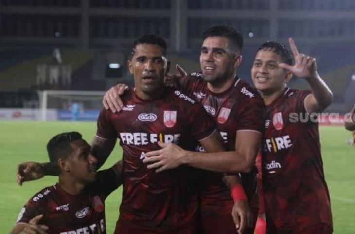 Para pemain Persis Solo merayakan gol penyerang Beto Goncalves ke gawang AHHA PS Pati pada laga pembuka Liga 2 2021 di Stadion Manahan, Solo, Minggu (26/9/2021) malam. [Suara.com/Ronald Seger Prabowo]